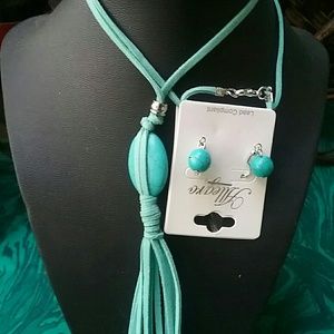 NWT GIFTS beautiful women's set necklace Earnings